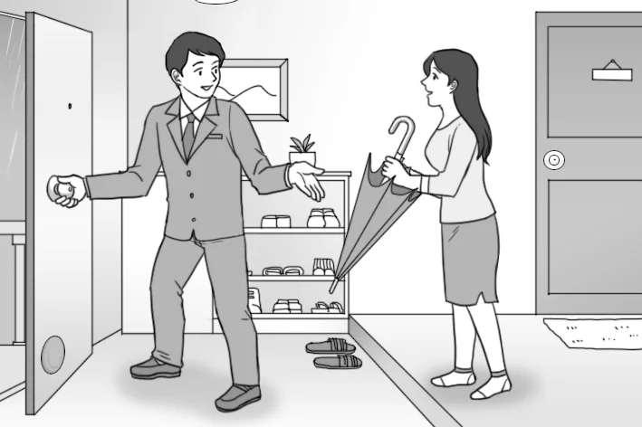 여자가 우산을 건넴