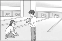 여자가 신발끈을 묶고 있음
